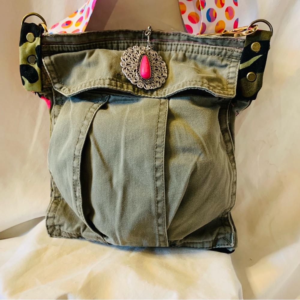Chic Khaki Crossbody Bag with Vibrant Strap - Picture 4 of 10